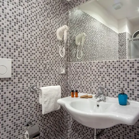 Πανσιόν Frattina Grand 4*