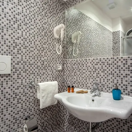 Πανσιόν Frattina Grand 3*